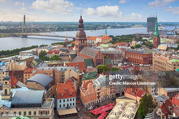riga, capital de letonia - letonia fotografías e imágenes de stock