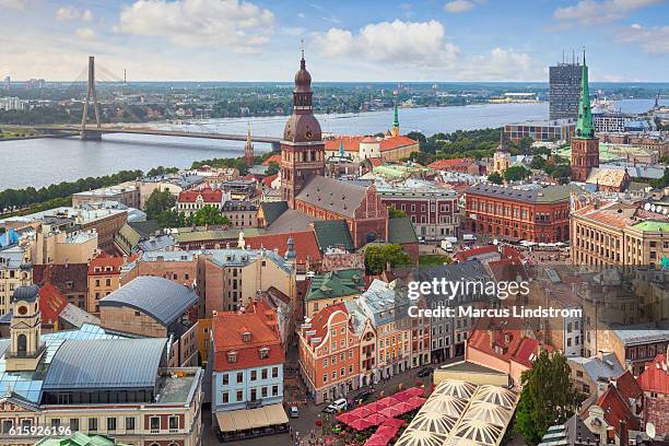 riga, capital de letonia - riga fotografías e imágenes de stock