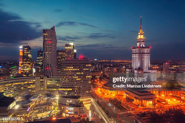 noche en varsovia - polonia fotografías e imágenes de stock