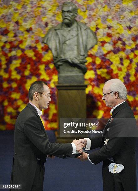 Sweden - Japanese stem cell researcher Shinya Yamanaka , a co-recipient of the 2012 Nobel Prize in medicine, receives his prize from Sweden's King...