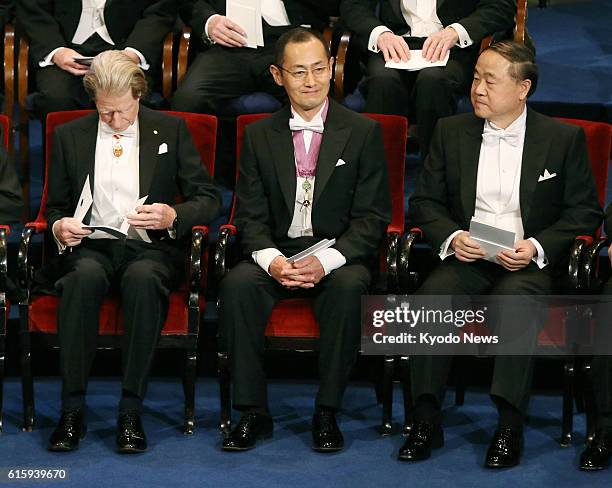 Sweden - British biologist John Gurdon and Japanese stem cell researcher Shinya Yamanaka, co-recipients of the 2012 Nobel Prize in medicine, and...