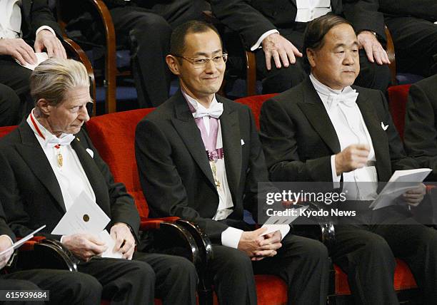 Sweden - British biologist John Gurdon and Japanese stem cell researcher Shinya Yamanaka, co-recipients of the 2012 Nobel Prize in medicine, and...