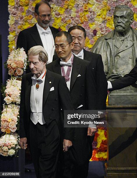 Sweden - British biologist John Gurdon and Japanese stem cell researcher Shinya Yamanaka, co-recipients of the 2012 Nobel Prize in medicine, and...