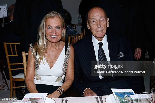 Ambassador of USA in France, Jane D. Hartley and Valery Giscard d'Estaing attend the "Icones de l'Art Moderne, La Collection Chtchoukine" : Cocktail...