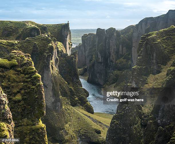 fjaðrárgljúfur beautiful canyon - tektonik stock-fotos und bilder