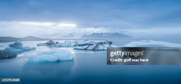 scenic view of glacier lagoon in jokulsarlon lake against sky - glaciar lagoon imagens e fotografias de stock