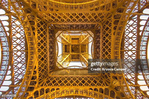 low angle view of eiffel tower in a sunset, paris - france - building low angle stockfoto's en -beelden