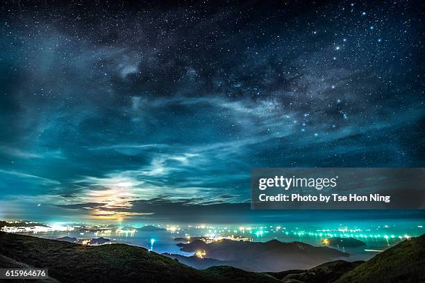 scorpius and the moon over hong kong cityscape - clair de lune photos et images de collection