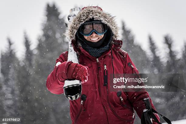 fröhlicher skifahrer posiert - parka coat stock-fotos und bilder