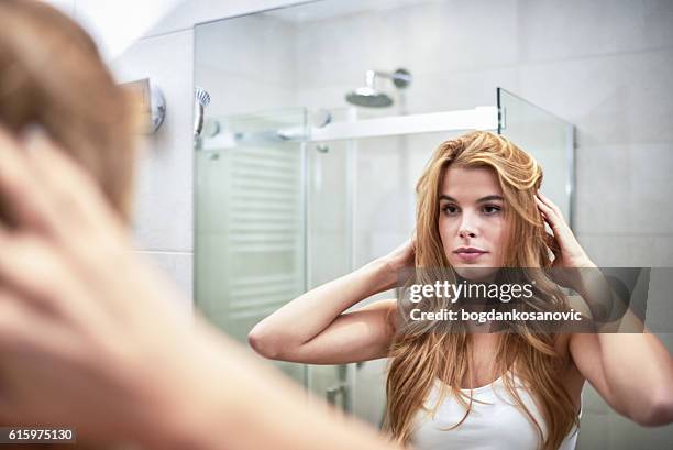 femme le matin - cheveux longs photos et images de collection