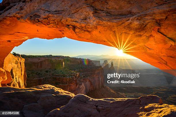 sunris'at mesa arch  - felsformation stock-fotos und bilder