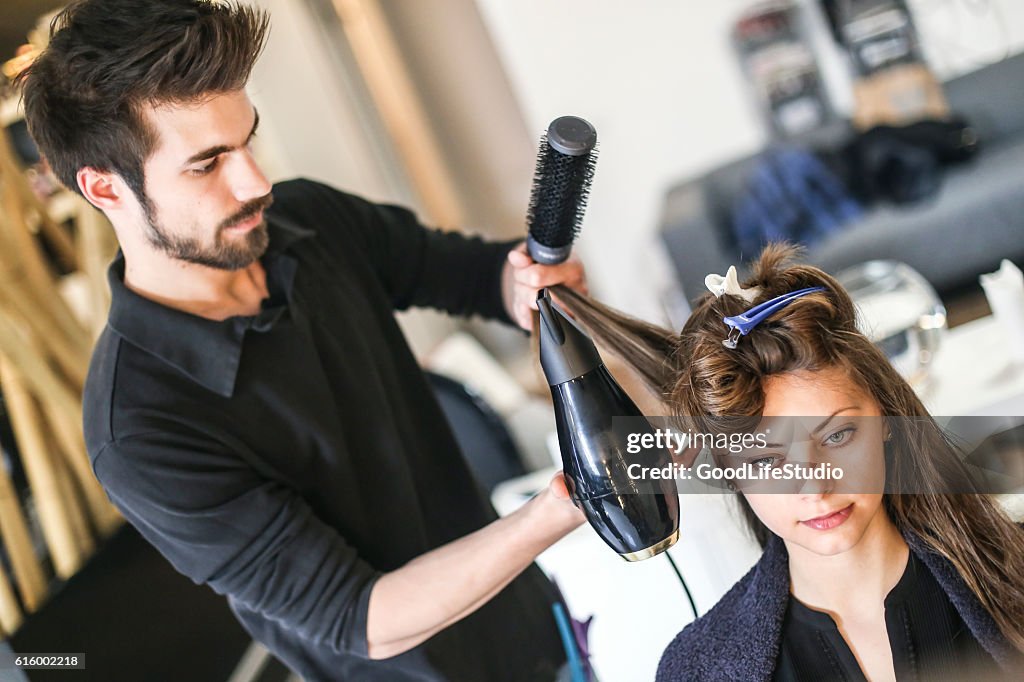 Mujer joven en una peluquería