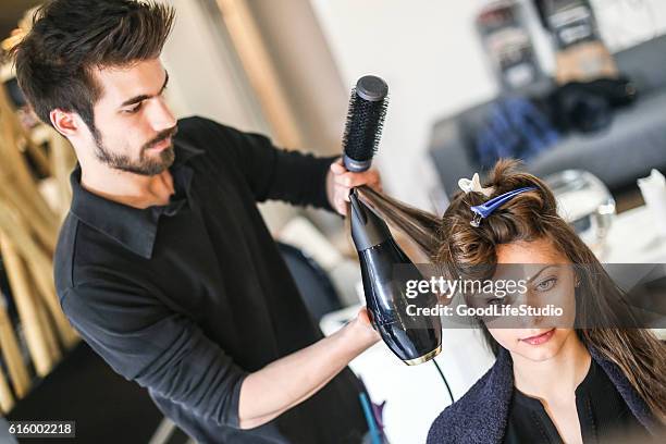 young woman at a hair salon - cabeleireiro imagens e fotografias de stock