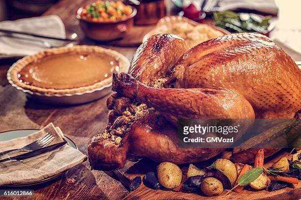 stuffed turkey and pumpkin pie - roast turkey 個照片及圖片檔