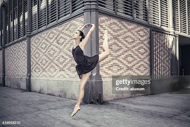 ballet dancer performance in the city - urban ballet stockfoto's en -beelden