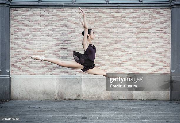 ballet dancer performance in the city - doing the splits stock pictures, royalty-free photos & images
