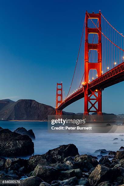 golden gate bridge, san francisco, al tramonto - the golden gate bridge foto e immagini stock