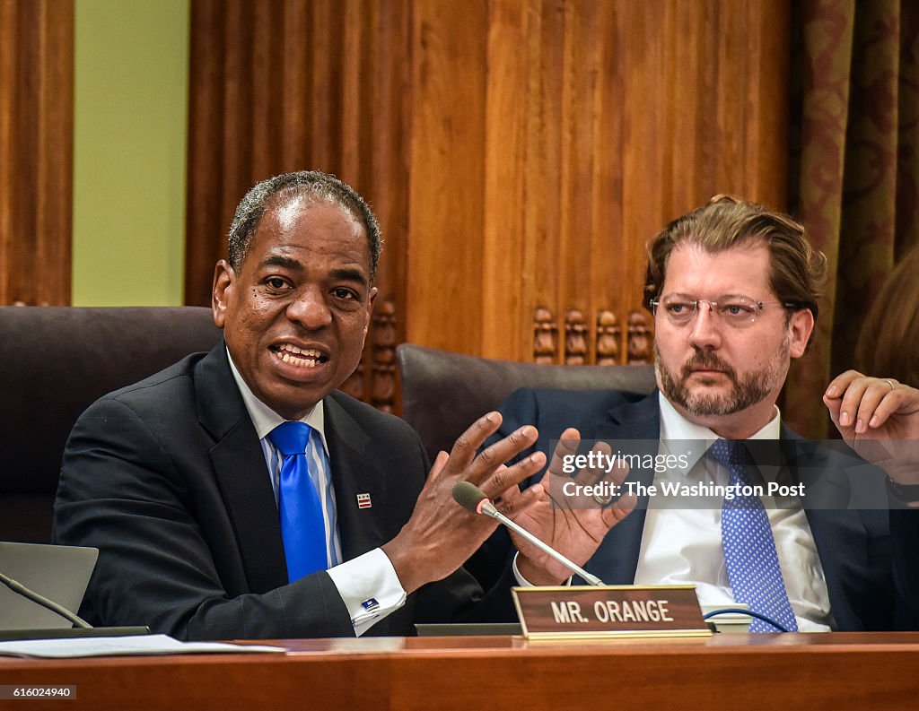 The city Council votes to establish a 15 dollar minumum wage in Washington, DC.