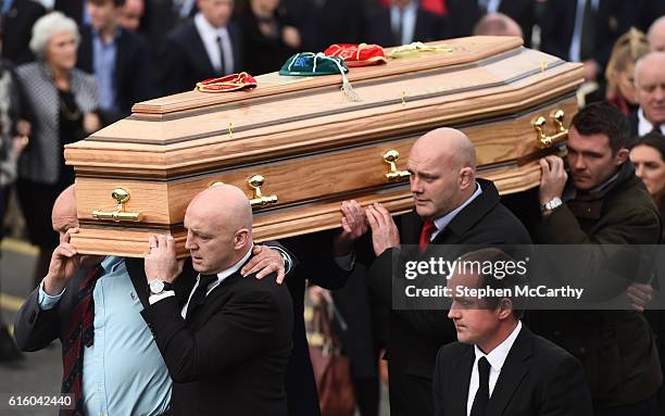 Clare , Ireland - 21 October 2016; Former Munster players, from left, Peter Clohessy, Keith Wood, John Hayes and Munster captain Peter O'Mahony carry...