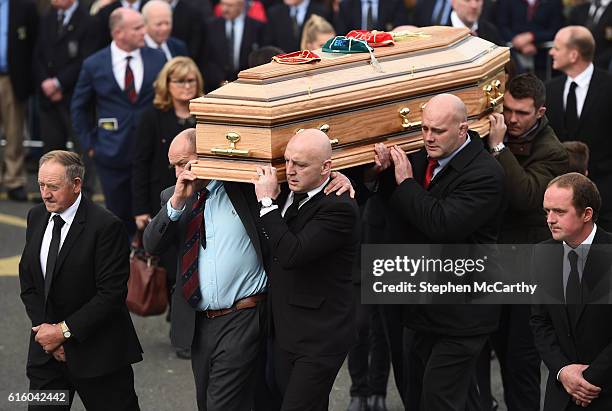 Clare , Ireland - 21 October 2016; Former Munster players, from left, Peter Clohessy, Keith Wood, John Hayes and Munster captain Peter O'Mahony carry...