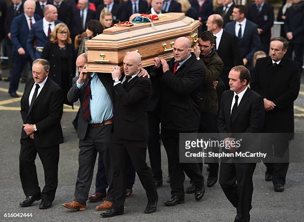 Clare , Ireland - 21 October 2016; Former Munster players, from left, Peter Clohessy, Keith Wood, John Hayes and Munster captain Peter O'Mahony carry...