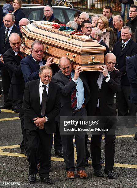 Clare , Ireland - 21 October 2016; Former Munster players, from left, John Langford, Mick Galwey, Peter Clohessy and Keith Wood carry the coffin of...