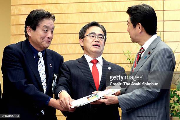 Japanese Prime Minister Shinzo Abe meets Nagoya City mayor Takashi Kawamura and Aichi Prefecture Governor Hideaki Omura at his official residence on...