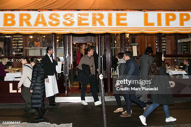 Model Heidi Klum and Vito Schnabel leave the 'Brasserie Lipp' restaurant on October 21, 2016 in Paris, France.