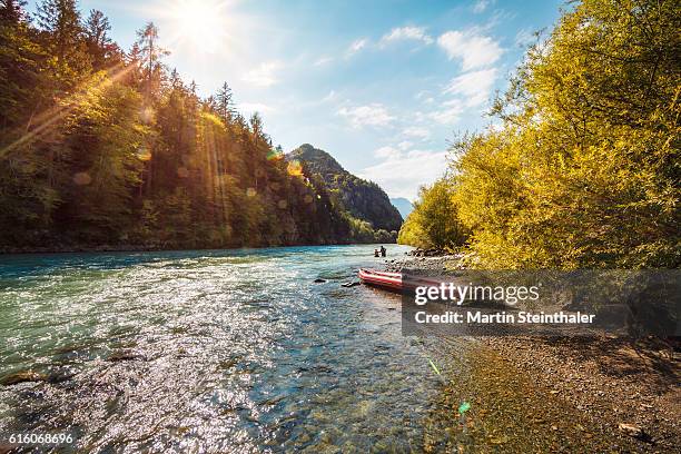 geschmack der kindheit am fluss 2016-09-07 - lagerfeuer stock pictures, royalty-free photos & images