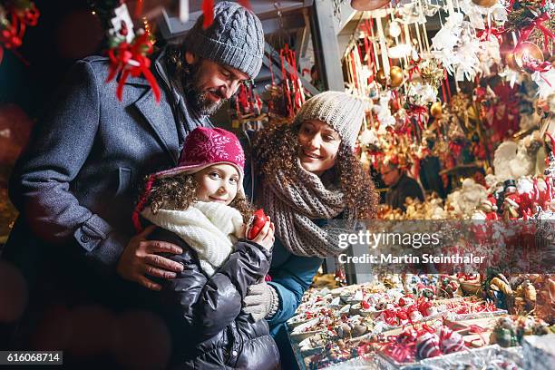 family at christmas market - christkindlmarkt stock-fotos und bilder