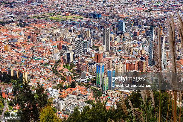 bogota, colombia: the andean capital city as viewed from monserrate; to the left is historic la candelaria and to the right the modern down town area - la candelaria bogota stockfoto's en -beelden