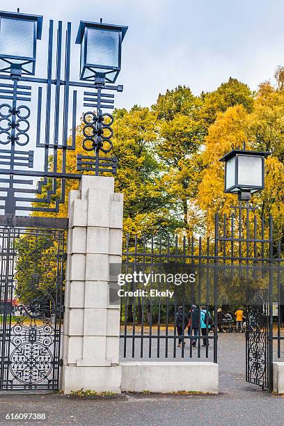 autumn colors in gustav vigeland park  with the monolith sculpture. - gustav vigeland sculpture park bildbanksfoton och bilder