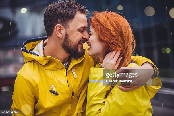 vous. me. et après-midi pluvieux. - couples kissing shower photos et images de collection