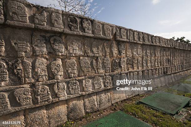 mayan ruins at chichen itza - tzompantli fotografías e imágenes de stock