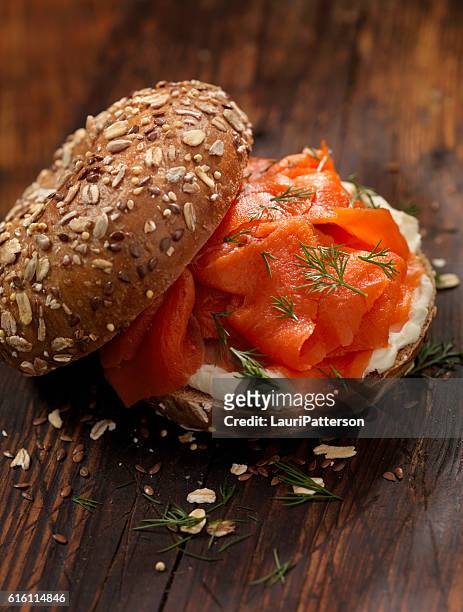 bagel de salmón ahumado con queso crema y eneldo fresco - dill fotografías e imágenes de stock