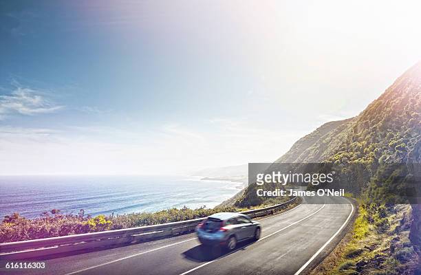 driving the great ocean road - costa caratteristica costiera foto e immagini stock