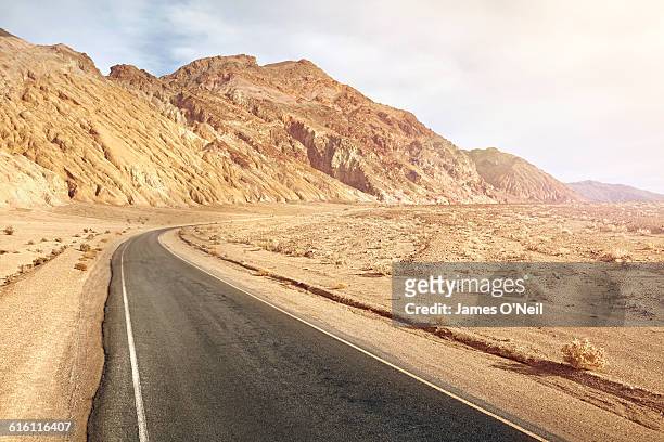 road through desert landscape - wüstenstraße stock-fotos und bilder
