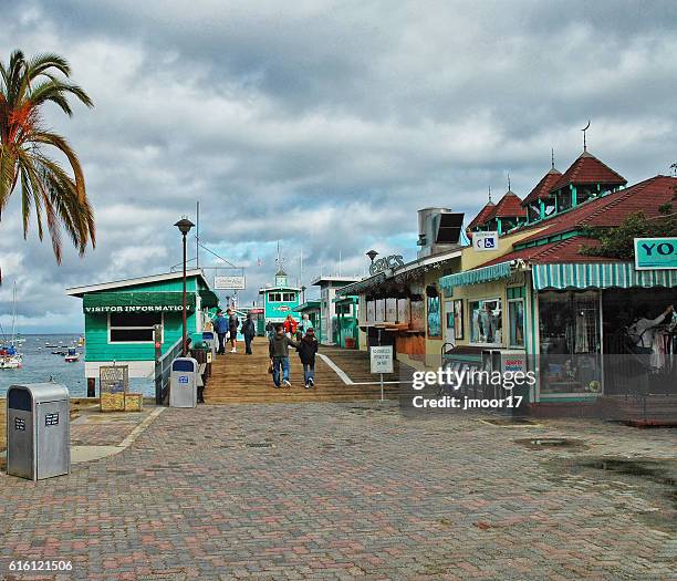 waters edge mit geschäften menschen und boote im wasser - avalon insel catalina island kalifornien stock-fotos und bilder