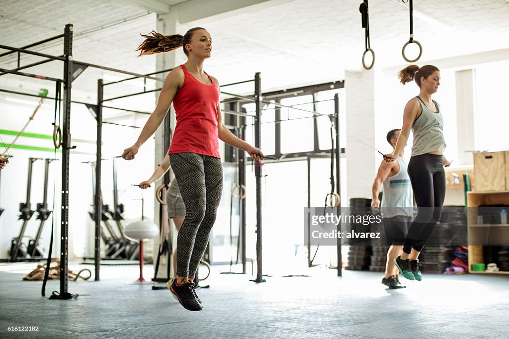 Grupo de personas saltando cuerda en una clase de fitness