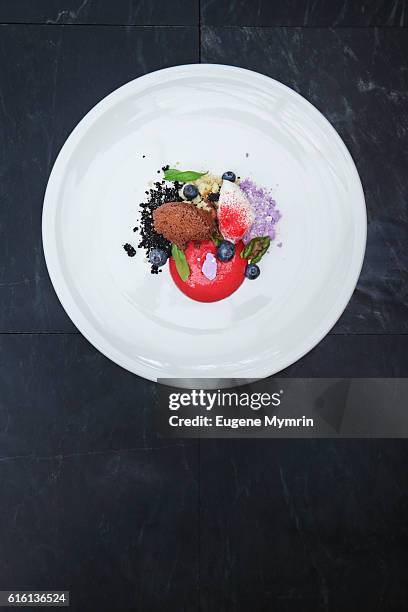 ice-cream with fresh berries and meringue - kruimeltaart nagerecht stockfoto's en -beelden