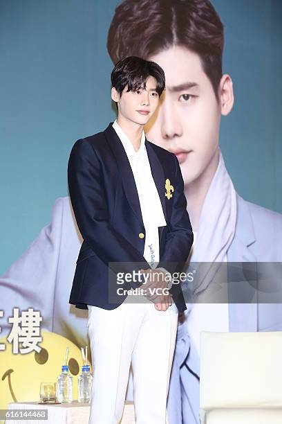 21 Lee Jong Suk Attends Press Conference In Taipei Photos and Premium High  Res Pictures - Getty Images