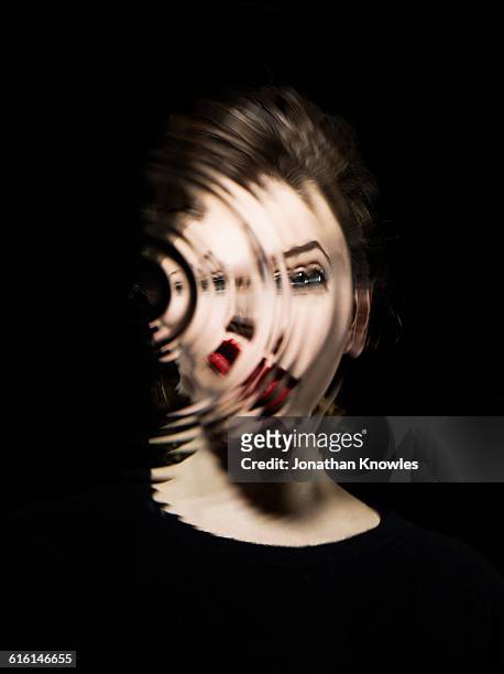 distorted water portrait of a female - femme visage caché photos et images de collection