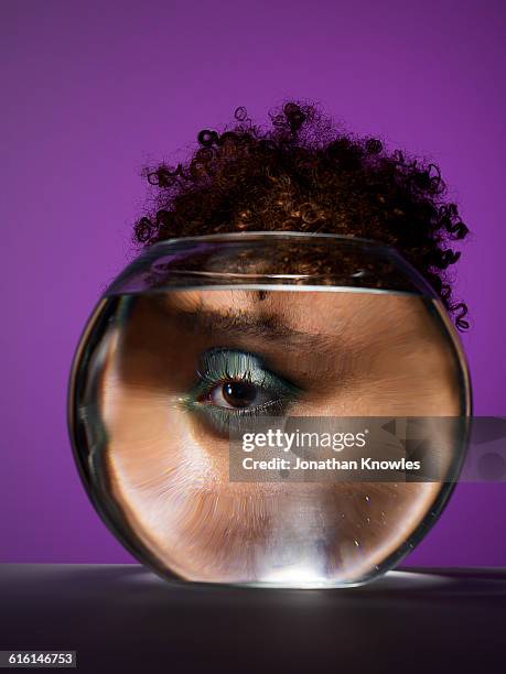eye through a fish bowl - reinheit stock-fotos und bilder