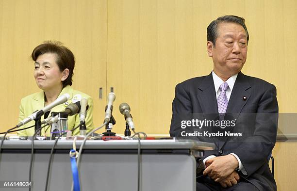 Japan - Shiga Gov. Yukiko Kada and powerbroker Ichiro Ozawa hold a press conference in Otsu, Shiga Prefecture, on Dec. 28 to announce a split of the...