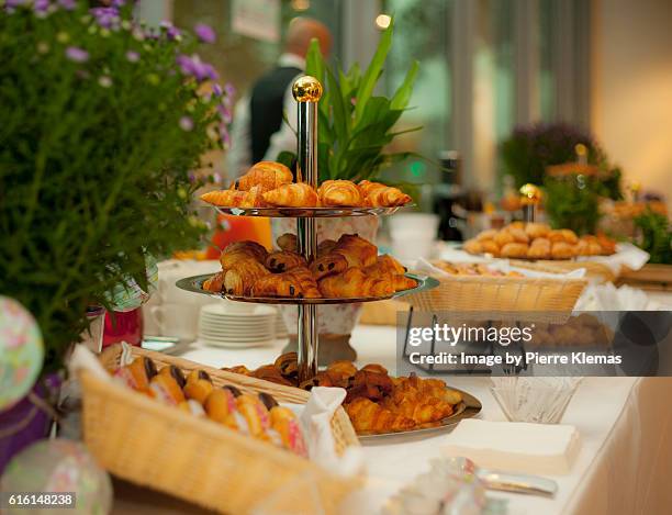 parisian breakfast - anrichte stock-fotos und bilder