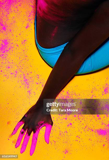 hand covered with bright pink powder - body painting woman stock-fotos und bilder