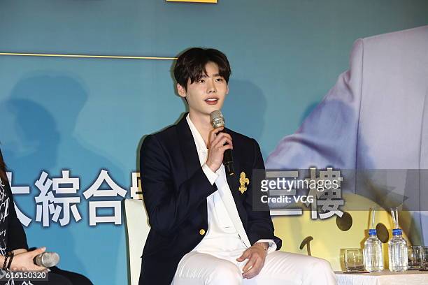 21 Lee Jong Suk Attends Press Conference In Taipei Photos and Premium High  Res Pictures - Getty Images