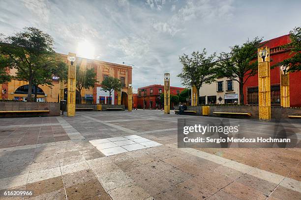 plaza constitución (constitution plaza) - downtown queretaro, mexico - queretaro fotografías e imágenes de stock