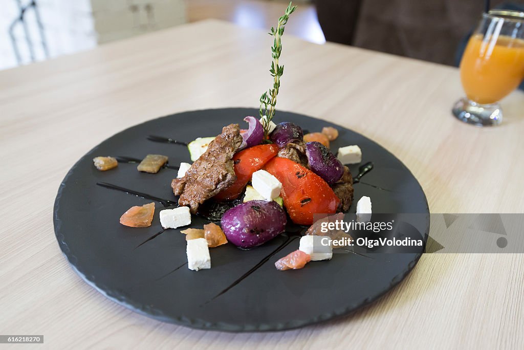 Fleisch mit Gemüse und Käse im Restaurant