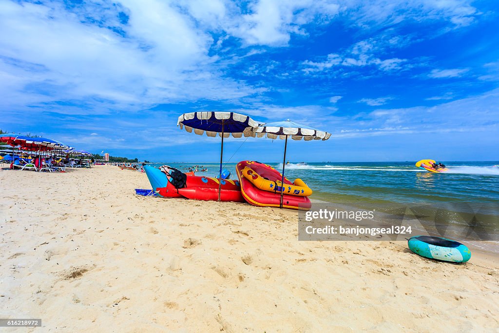 Playa de mar con cielo azul en Tailandia.